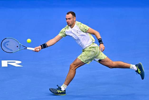 ATP, Tennis Herren QATAR EXXONMOBIL OPEN ROUND OF 32 Roman Safiullin competes in her round of 32 match against Alex De Minaur of Australia during the ATP Qatar ExxonMobil Open 2025 tennis tournament at the Khalifa International Tennis Complex in Doha, Qatar, on February 18, 2025. DOHA Qatar Copyright: xNoushadxThekkayilx