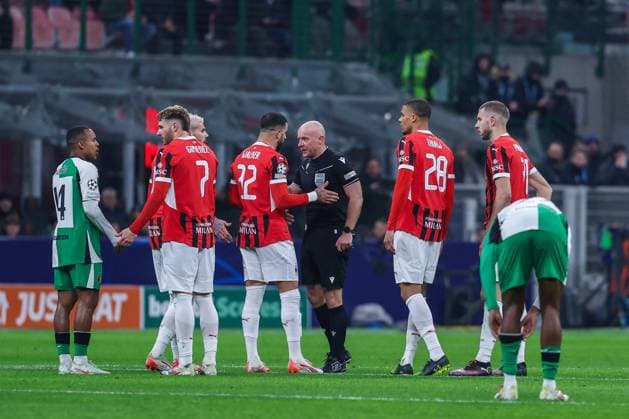 CALCIO - UEFA Champions League - AC Milan vs Feyernood Kyle Andrew Walker of AC Milan protests with Referee Szymon Marciniak during UEFA Champions League 2024 25 Knockout phase play-offs 2nd leg football match between AC Milan and Feyenoord Rotterdam at San Siro Stadium Milan Italy  Copyright: xIPAxSport ABACAx