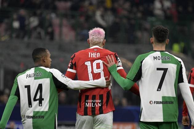 Sport Bilder des Tages Foto IPP Paolo Bona Milano 18 02 2025 UEFA Champions League di Calcio stagione 2024 2025 partita Milan-Feyenoord Nella foto Paixao e Jakub Moder accompagnano Theo Hernandez fuori dal campo dopo che il calciatore del milan e stato espulso Italy Photo Press Worldwide Copyright italy Italy ITALY  Copyright: xR4924_italyphotopressx