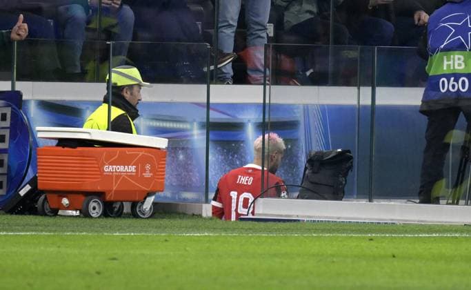 Foto IPP Paolo Bona Milano 18 02 2025 UEFA Champions League di Calcio stagione 2024 2025 partita Milan-Feyenoord Nella foto Theo Hernandez viene espulso Italy Photo Press Worldwide Copyright italy Italy ITALY  Copyright: xR4924_italyphotopressx