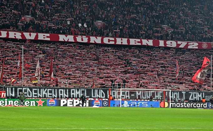 18.02.2025, Fussball UEFA Championsleague 2024 2025: Play-off Rückspiel, FC Bayern München - Celtic Glasgow, in der Allianz-Arena München. Die Bayernfans gedenken an die zwei Opfer des Anschlags in München.