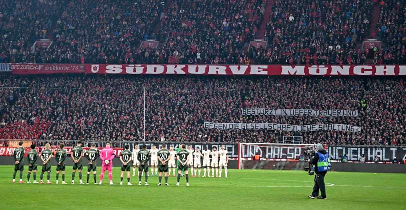 18.02.2025, Fussball UEFA Championsleague 2024 2025: Play-off Rückspiel, FC Bayern München - Celtic Glasgow, in der Allianz-Arena München. Die Bayernfans gedenken an die zwei Opfer des Anschlags in München.