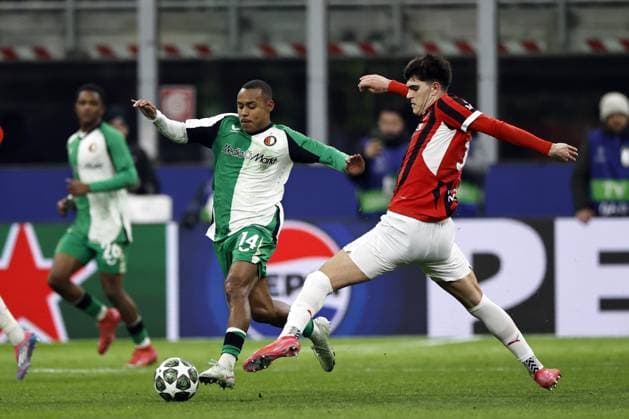 MILAN - (l-r) Igor Paixao of Feyenoord, Davide Bartesaghi of AC Milan during the UEFA Champions League playoff match between AC Milan and Feyenoord at the San Siro Stadium on Feb. 18, 2025 in Milan, Italy. ANP MAURICE VAN STEEN UEFA Champions League 2024 25 League Knockout Play-off Second Leg 2024 25 xVIxANPxSportx xxANPxIVx 520322278 originalFilename: 520322278.jpg