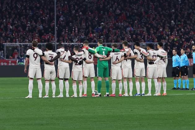 Fussball, Herren, Champions League, Saison 2024 2025, FC Bayern München - Celtic Glasgow, Allianz Arena, Play-off Rückspiel Gedenkminute, Schweigeminute für die Opfer des Terroranschlag in München, hier die Mannschaft FC Bayern