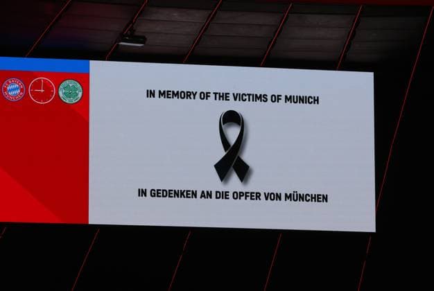 Fussball, Herren, Champions League, Saison 2024 2025, FC Bayern München - Celtic Glasgow, Allianz Arena, Play-off Rückspiel Gedenkminute, Schweigeminute für die Opfer des Terroranschlag in München, hier die Anzeigetafel