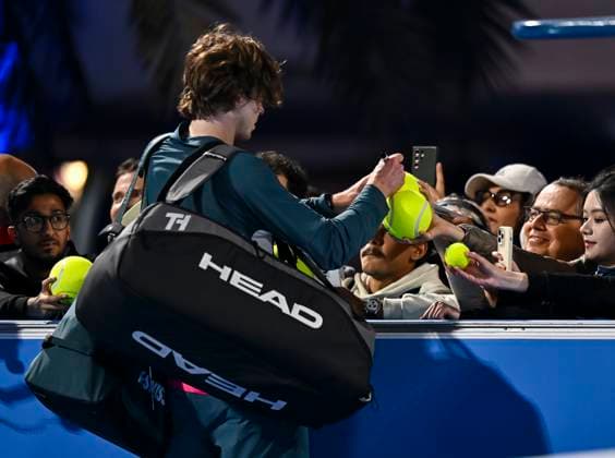 ATP, Tennis Herren QATAR EXXONMOBIL OPEN ROUND OF 32 Andrey Ruble with fans after the round of 32 match against Alexander BUBLIK of Kazakistan during the ATP Qatar ExxonMobil Open 2025 tennis tournament at the Khalifa International Tennis Complex in Doha, Qatar, on February 18, 2025. DOHA Qatar Copyright: xNoushadxThekkayilx