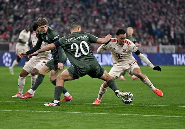 18.02.2025, Fussball UEFA Championsleague 2024 2025: Play-off Rückspiel, FC Bayern München - Celtic Glasgow, in der Allianz-Arena München. c.l. Cameron Carter-Vickers (Celtic Glasgow) gegen Jamal Musiala (FC Bayern München)