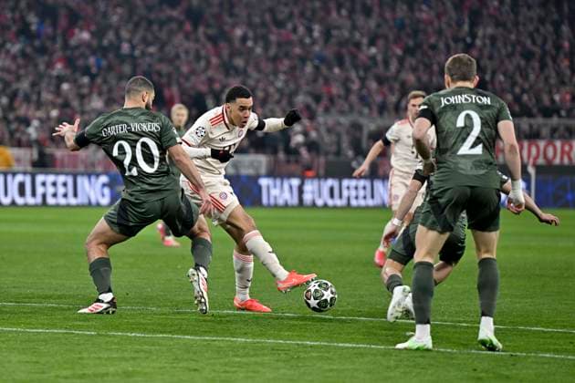 18.02.2025, Fussball UEFA Championsleague 2024 2025: Play-off Rückspiel, FC Bayern München - Celtic Glasgow, in der Allianz-Arena München. c.l. Cameron Carter-Vickers (Celtic Glasgow) gegen Jamal Musiala (FC Bayern München)