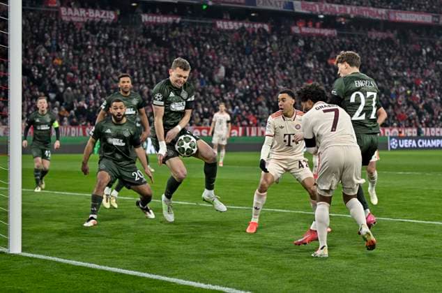 18.02.2025, Fussball UEFA Championsleague 2024 2025: Play-off Rückspiel, FC Bayern München - Celtic Glasgow, in der Allianz-Arena München. Serge Gnabry (FC Bayern München) köpft den Ball