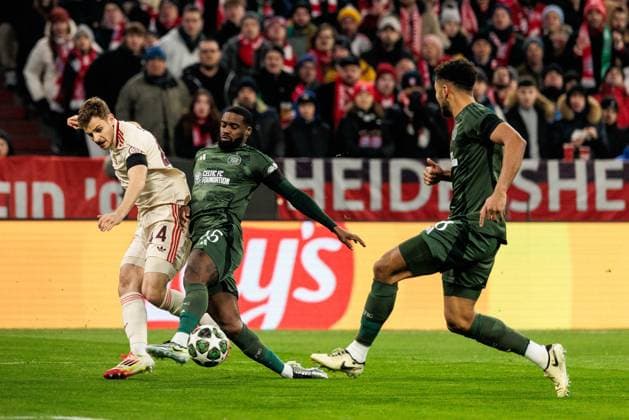 UEFA Champions League: FC Bayern München - Celtic FC; 18.02.2025 Zweikampf Josip Stanisic (FC Bayern München, 44), Jeffrey Schlupp (Celtic FC, 15) UEFA Champions League: FC Bayern München - Celtic FC, München, Allianz Arena am 17.02.2025 Copyright: xBEAUTIFULxSPORTS Wunderlx