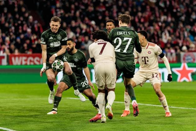 UEFA Champions League: FC Bayern München - Celtic FC; 18.02.2025 Alistair Johnston (Celtic FC, 2) stellt sich gegen den Kopfball von Serge Gnabry (FC Bayern München, 7) UEFA Champions League: FC Bayern München - Celtic FC, München, Allianz Arena am 17.02.2025 Copyright: xBEAUTIFULxSPORTS Wunderlx