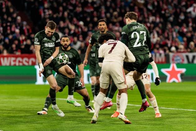 UEFA Champions League: FC Bayern München - Celtic FC; 18.02.2025 Alistair Johnston (Celtic FC, 2) stellt sich gegen den Kopfball von Serge Gnabry (FC Bayern München, 7) UEFA Champions League: FC Bayern München - Celtic FC, München, Allianz Arena am 17.02.2025 Copyright: xBEAUTIFULxSPORTS Wunderlx