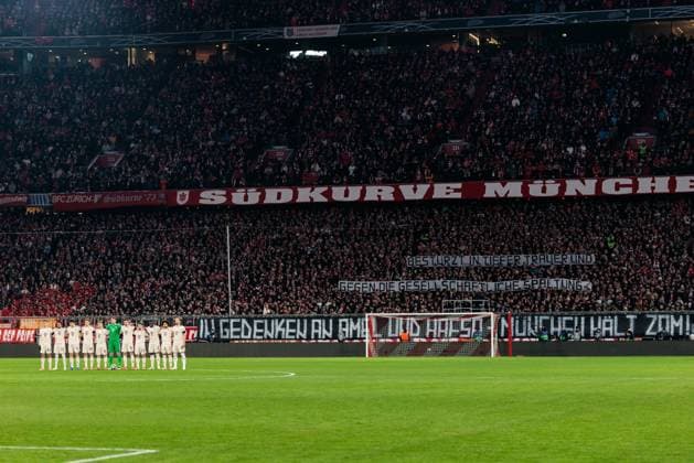 Sport Bilder des Tages UEFA Champions League: FC Bayern München - Celtic FC; 18.02.2025 Gedenkminute für die Opfer des Anschlags in München Banner in der Südkurve Bestürzt, in tiefer Trauer und gegen die gesellschaftliche Spaltung In Gedenken an Amel und Hafsa - München hält zam! UEFA Champions League: FC Bayern München - Celtic FC, München, Allianz Arena am 17.02.2025 Copyright: xBEAUTIFULxSPORTS Wunderlx