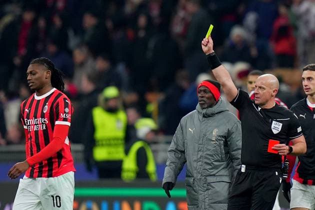 referee Szymon Marciniak , AC MilanÕs Rafael Leao during the Uefa Champions League soccer match between Ac Milan and Feyenoord at the San Siro Stadium in Milan, north Italy - Tuesday , February 18 , 2025. - Soccer .  Copyright: xSpada LaPressex