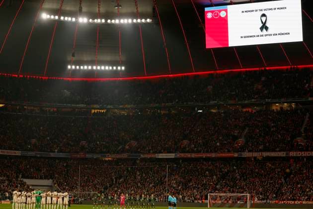 Im Bild: Gedenkminute fue die Opfer von Muenchen. 18.02.2025, Fussball, UEFA Champions League, Playoffs, FC Bayern Muenchen - Celtic Glasgow, GER, Muenchen, Allianz Arena, DFL REGULATIONS PROHIBIT ANY USE OF PHOTOGRAPHS AS IMAGE SEQUENCES AND OR QUASI-VIDEO. Copyright: HMBxMedia xHeikoxBecker
