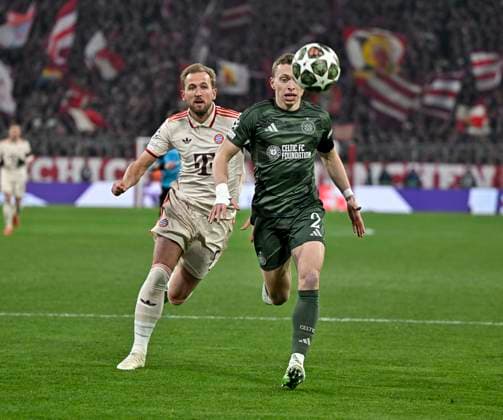18.02.2025, Fussball UEFA Championsleague 2024 2025: Play-off Rückspiel, FC Bayern München - Celtic Glasgow, in der Allianz-Arena München. v.l. Harry Kane (FC Bayern München) gegen Alistair Johnston (Celtic Glasgow)