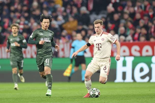 im Zweikampf, Aktion, mit Reo Hatate 41 (Celtic Glasgow), Joshua Kimmich 6 (FC Bayern Muenchen), FC Bayern Muenchen vs. Celtic Glasgow, Fussball, Champions League, Play offs, Rueckspiel, 18.02.2025 Muenchen Bayern Deutschland