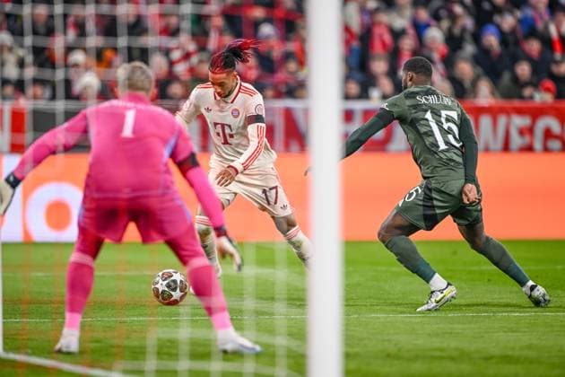 Torwart Kasper Schmeichel (Celtic FC), Michael Olise (FC Bayern Muenchen) und Jeffrey Schlupp (Celtic FC) battle for the ball during the UEFA Champions League 2024 25 League Knockout Play-off Second Leg match between FC Bayern München and Celtic FC at Allianz Arena on February 18, 2025 in Munich, Germany. (Photo by Harry Langer DeFodi Images) Defodi-541_FCBCFC0250218_09 Defodi-541