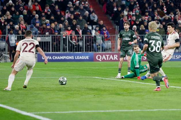 Im Bild: Nicolas Kuehn (Celtic Glasgow, 10) (r) mit einem Schuss, den Raphael Guerreiro (FC Bayern Muenchen, 22) (l) fuer den geschlagenen Keeper, Torwart Manuel Neuer (FC Bayern Muenchen, 1) klaert. 18.02.2025, Fussball, UEFA Champions League, Playoffs, FC Bayern Muenchen - Celtic Glasgow, GER, Muenchen, Allianz Arena, DFL REGULATIONS PROHIBIT ANY USE OF PHOTOGRAPHS AS IMAGE SEQUENCES AND OR QUASI-VIDEO. Copyright: HMBxMedia xHeikoxBecker