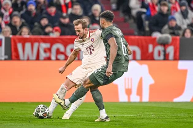 Harry Kane (FC Bayern Muenchen) und Auston Trusty (Celtic FC) battle for the ball during the UEFA Champions League 2024 25 League Knockout Play-off Second Leg match between FC Bayern München and Celtic FC at Allianz Arena on February 18, 2025 in Munich, Germany. (Photo by Harry Langer DeFodi Images) Defodi-541_FCBCFC0250218_15