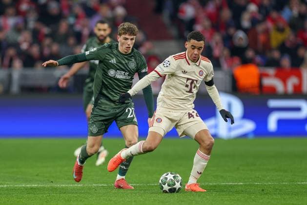 im Zweikampf, Aktion, mit Arne Engels 27 (Celtic Glasgow), Jamal Musiala 42 (FC Bayern Muenchen), FC Bayern Muenchen vs. Celtic Glasgow, Fussball, Champions League, Play offs, Rueckspiel, 18.02.2025 Muenchen Bayern Deutschland