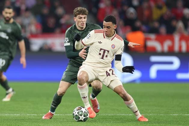 im Zweikampf, Aktion, mit Arne Engels 27 (Celtic Glasgow), Jamal Musiala 42 (FC Bayern Muenchen), FC Bayern Muenchen vs. Celtic Glasgow, Fussball, Champions League, Play offs, Rueckspiel, 18.02.2025 Muenchen Bayern Deutschland