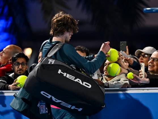 ATP, Tennis Herren QATAR EXXONMOBIL OPEN ROUND OF 32 Andrey Ruble with fans after the round of 32 match against Alexander BUBLIK of Kazakistan during the ATP Qatar ExxonMobil Open 2025 tennis tournament at the Khalifa International Tennis Complex in Doha, Qatar, on February 18, 2025. DOHA Qatar Copyright: xNOUSHADx