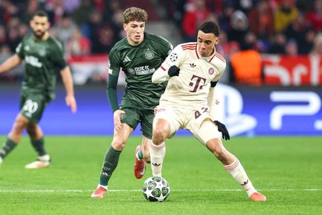 im Zweikampf, Aktion, mit Arne Engels 27 (Celtic Glasgow), Jamal Musiala 42 (FC Bayern Muenchen), FC Bayern Muenchen vs. Celtic Glasgow, Fussball, Champions League, Play offs, Rueckspiel, 18.02.2025 Muenchen Bayern Deutschland