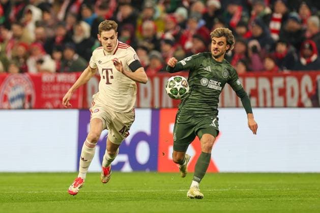 im Zweikampf, Aktion, mit Josip Stanisic 44 (FC Bayern Muenchen), Jota 7 (Celtic Glasgow), FC Bayern Muenchen vs. Celtic Glasgow, Fussball, Champions League, Play offs, Rueckspiel, 18.02.2025 Muenchen Bayern Deutschland