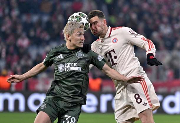18.02.2025, Fussball UEFA Championsleague 2024 2025: Play-off Rückspiel, FC Bayern München - Celtic Glasgow, in der Allianz-Arena München. v.l. Daizen Maeda (Celtic Glasgow) gegen Leon Goretzka (FC Bayern München)