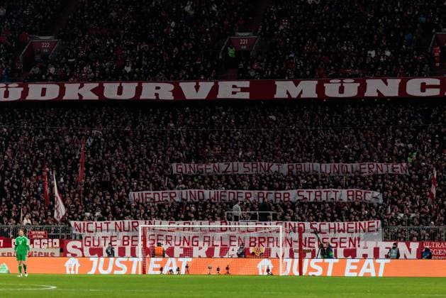 UEFA Champions League: FC Bayern München - Celtic FC; 18.02.2025 Banner in der Südkurve Gingen zu St. Pauli und ernten wieder und wieder ACAB statt ABC - Nicht nur in LE: Alle Bullen sind Schweine! Gute Besserung allen Braun-Weissen! UEFA Champions League: FC Bayern München - Celtic FC, München, Allianz Arena am 17.02.2025 Copyright: xBEAUTIFULxSPORTS Wunderlx