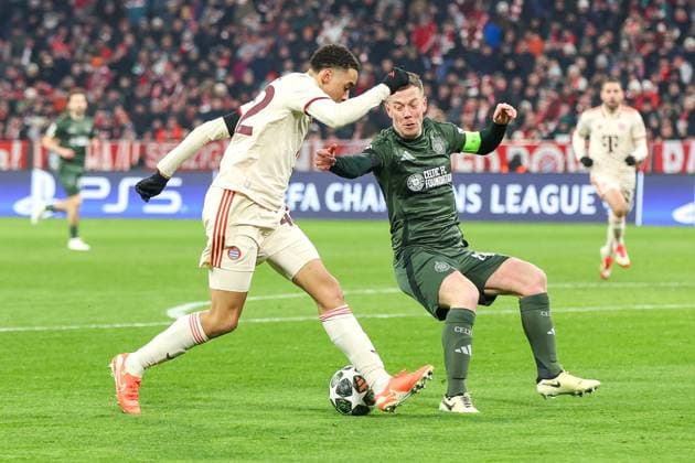 im Zweikampf, Aktion, mit Jamal Musiala 42 (FC Bayern Muenchen), Callum McGregor 42 (Celtic Glasgow), FC Bayern Muenchen vs. Celtic Glasgow, Fussball, Champions League, Play offs, Rueckspiel, 18.02.2025 Muenchen Bayern Deutschland