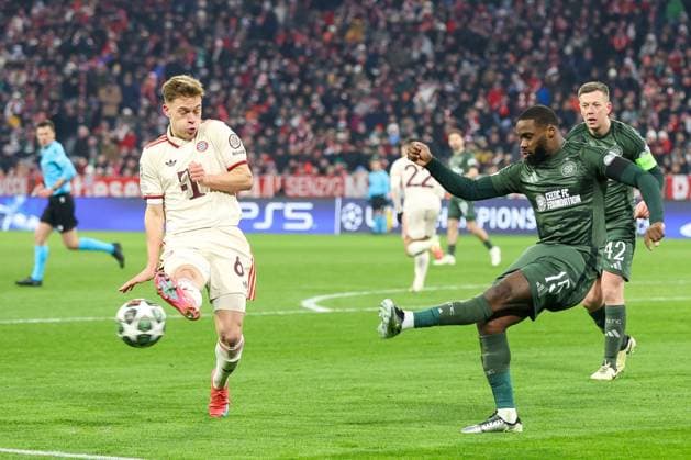 im Zweikampf, Aktion, mit Joshua Kimmich 6 (FC Bayern Muenchen), Jeffrey Schlupp 15 (Celtic Glasgow), FC Bayern Muenchen vs. Celtic Glasgow, Fussball, Champions League, Play offs, Rueckspiel, 18.02.2025 Muenchen Bayern Deutschland