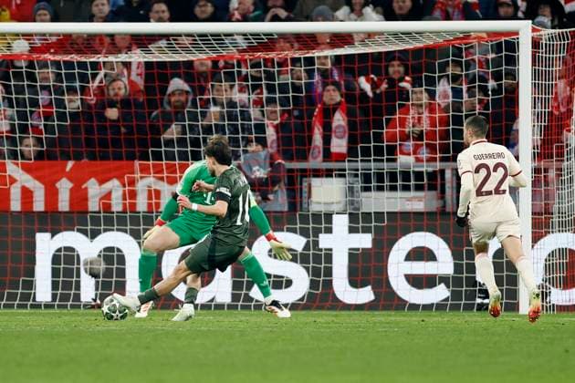 Im Bild: Nicolas Kuehn (Celtic Glasgow, 10), Goal scored, erzielt das Tor zum 1:0, celebrate the goal 18.02.2025, Fussball, UEFA Champions League, Playoffs, FC Bayern Muenchen - Celtic Glasgow, GER, Muenchen, Allianz Arena, DFL REGULATIONS PROHIBIT ANY USE OF PHOTOGRAPHS AS IMAGE SEQUENCES AND OR QUASI-VIDEO. Copyright: HMBxMedia xHeikoxBecker