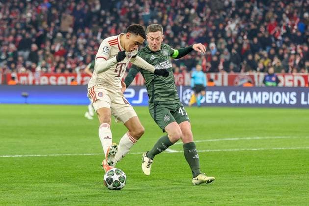 im Zweikampf, Aktion, mit Jamal Musiala 42 (FC Bayern Muenchen), Callum McGregor 42 (Celtic Glasgow), FC Bayern Muenchen vs. Celtic Glasgow, Fussball, Champions League, Play offs, Rueckspiel, 18.02.2025 Muenchen Bayern Deutschland