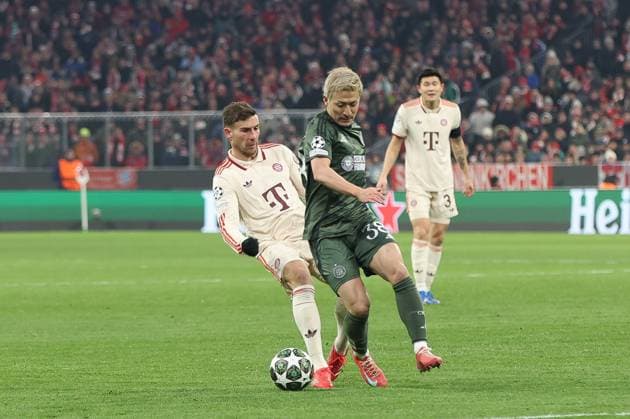 im Zweikampf, Aktion, mit Leon Goretzka 8 (FC Bayern Muenchen), Daizen Maeda 38 (Celtic Glasgow), FC Bayern Muenchen vs. Celtic Glasgow, Fussball, Champions League, Play offs, Rueckspiel, 18.02.2025 Muenchen Bayern Deutschland