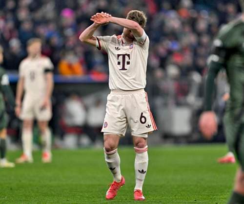 18.02.2025, Fussball UEFA Championsleague 2024 2025: Play-off Rückspiel, FC Bayern München - Celtic Glasgow, in der Allianz-Arena München. Joshua Kimmich (FC Bayern München) nachdenklich.