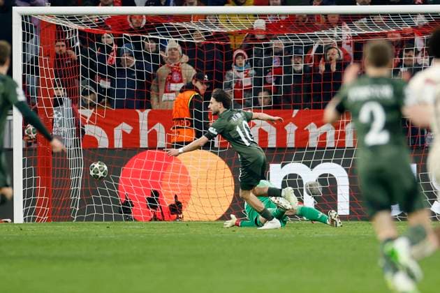 Im Bild: Nicolas Kuehn (Celtic Glasgow, 10), Goal scored, erzielt das Tor zum 1:0, celebrate the goal 18.02.2025, Fussball, UEFA Champions League, Playoffs, FC Bayern Muenchen - Celtic Glasgow, GER, Muenchen, Allianz Arena, DFL REGULATIONS PROHIBIT ANY USE OF PHOTOGRAPHS AS IMAGE SEQUENCES AND OR QUASI-VIDEO. Copyright: HMBxMedia xHeikoxBecker