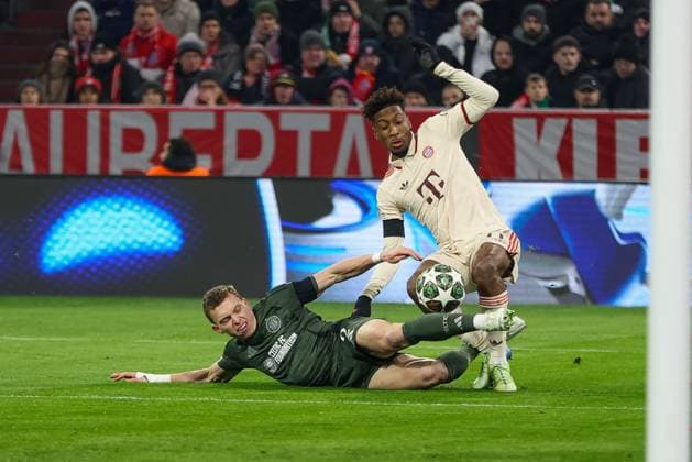 im Zweikampf, Aktion, mit Alistair Johnston 2 (Celtic Glasgow), Kingsley Coman 11 (FC Bayern Muenchen), FC Bayern Muenchen vs. Celtic Glasgow, Fussball, Champions League, Play offs, Rueckspiel, 18.02.2025 Muenchen Bayern Deutschland