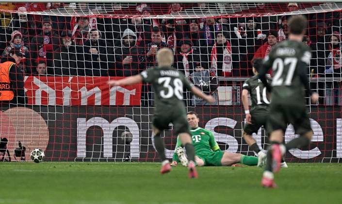 18.02.2025, Fussball UEFA Championsleague 2024 2025: Play-off Rückspiel, FC Bayern München - Celtic Glasgow, in der Allianz-Arena München. Torwart Manuel Neuer (FC Bayern München) geschlagen nach dem Treffer von Nicolas Kühn (Celtic Glasgow) ***DFL and DFB regulations prohibit any use of photographs as image sequences and or quasi-video.***