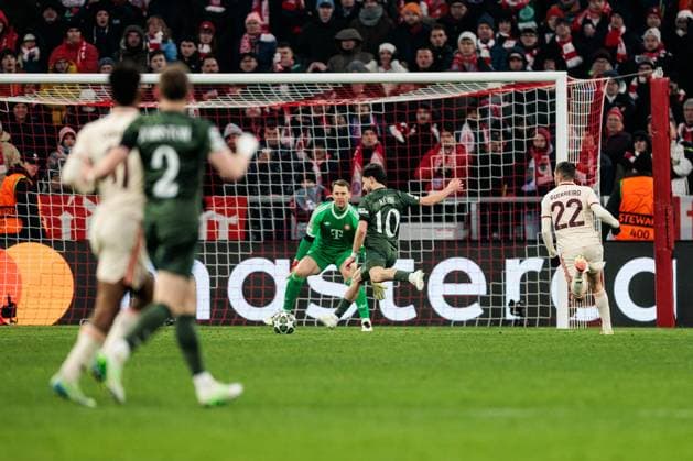 UEFA Champions League: FC Bayern München - Celtic FC; 18.02.2025 Nicolas Kühn (Celtic FC, 10) schießt das 0:1 gegen Manuel Neuer (FC Bayern München, 1) UEFA Champions League: FC Bayern München - Celtic FC, München, Allianz Arena am 17.02.2025 Copyright: xBEAUTIFULxSPORTS Wunderlx