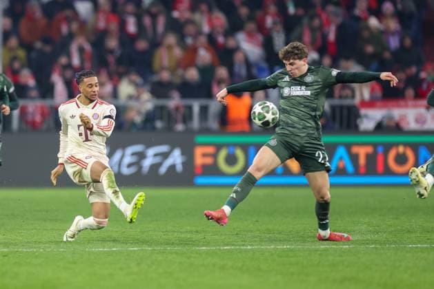 im Zweikampf, Aktion, mit Michael Olise 17 (FC Bayern Muenchen), Arne Engels 27 (Celtic Glasgow), FC Bayern Muenchen vs. Celtic Glasgow, Fussball, Champions League, Play offs, Rueckspiel, 18.02.2025 Muenchen Bayern Deutschland