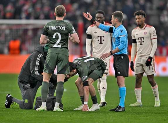 18.02.2025, Fussball UEFA Championsleague 2024 2025: Play-off Rückspiel, FC Bayern München - Celtic Glasgow, in der Allianz-Arena München. Nicolas Kühn (Celtic Glasgow) angeschlagen.