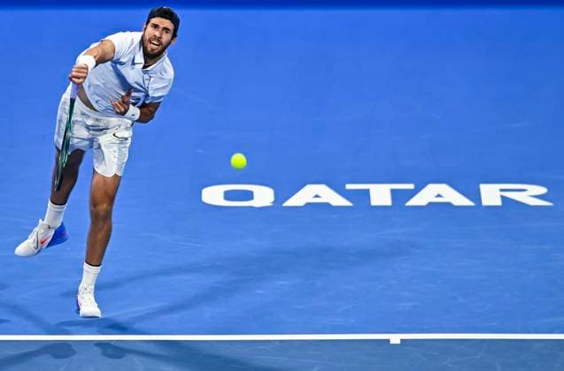 ATP, Tennis Herren QATAR EXXONMOBIL OPEN ROUND OF 32 Karen Khachanov competes in her round of 32 match against Daniil Medvedev during the ATP Qatar ExxonMobil Open 2025 tennis tournament at the Khalifa International Tennis Complex in Doha, Qatar, on February 18, 2025. DOHA Qatar Copyright: xNOUSHADx