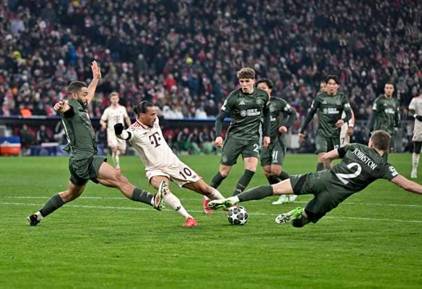 18.02.2025, Fussball UEFA Championsleague 2024 2025: Play-off Rückspiel, FC Bayern München - Celtic Glasgow, in der Allianz-Arena München. Leroy Sane (Bayern München) setzt sich durch.