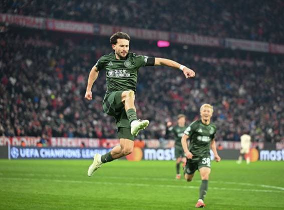 Nicolas Kuhn of Celtic celebrates scoring to give Celtic a 0-1 lead (Agg. 2-2). Bayern Munich v Celtic, UEFA Champions League, Knockout Round Play-offs, Second Leg, Football, Allianz Arena, Munich, Germany - 18 Feb 2025 Editorial use only  Copyright: xUlrichxGamel Shutterstockx 15156608av