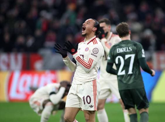 Fussball, Herren, Champions League, Saison 2024 2025, FC Bayern München - Celtic Glasgow, Allianz Arena, Play-off Rückspiel Leroy Sane (FC Bayern München) vergibt riesen Chance, schreien, entsetzt, Fassungslos, Gesichtsausdruck, Emotion
