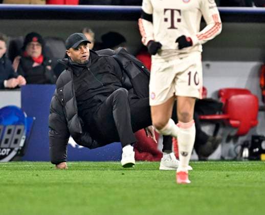 18.02.2025, Fussball UEFA Championsleague 2024 2025: Play-off Rückspiel, FC Bayern München - Celtic Glasgow, in der Allianz-Arena München. Trainer Vincent Kompany (FC Bayern München) stürzt bei dem Versuch einen Ball zu fangen
