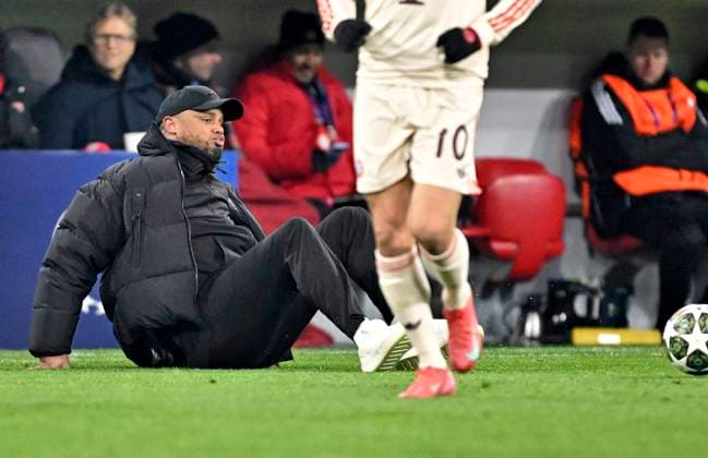 18.02.2025, Fussball UEFA Championsleague 2024 2025: Play-off Rückspiel, FC Bayern München - Celtic Glasgow, in der Allianz-Arena München. Trainer Vincent Kompany (FC Bayern München) stürzt bei dem Versuch einen Ball zu fangen