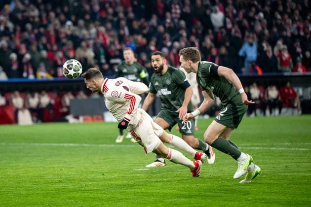 Leon Goretzka (FC Bayern Muenchen, 08) im Zweikampf mit Alistair Johnston (Celtic Glasgow, 02) vergibt die Torchance, GER, FC Bayern Muenchen vs Celtic Football Club Glasgow, Fussball, UEFA Champions League, Playoff Rueckspiel, Spielzeit 2024 2025, 18.02.2025 GER, FC Bayern Muenchen vs Celtic Football Club Glasgow, Fussball, UEFA Champions League, Playoff Rueckspiel, Spielzeit 2024 2025, 18.02.2025 Muenchen Copyright: xEibner-Pressefoto Memmlerx EP_MMR